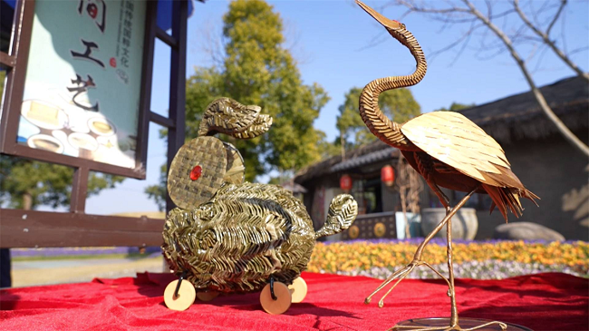 Craftsman gives leaves life to make palm leaf crafts缩略图 Craftsman gives leaves life to make palm leaf crafts缩略图