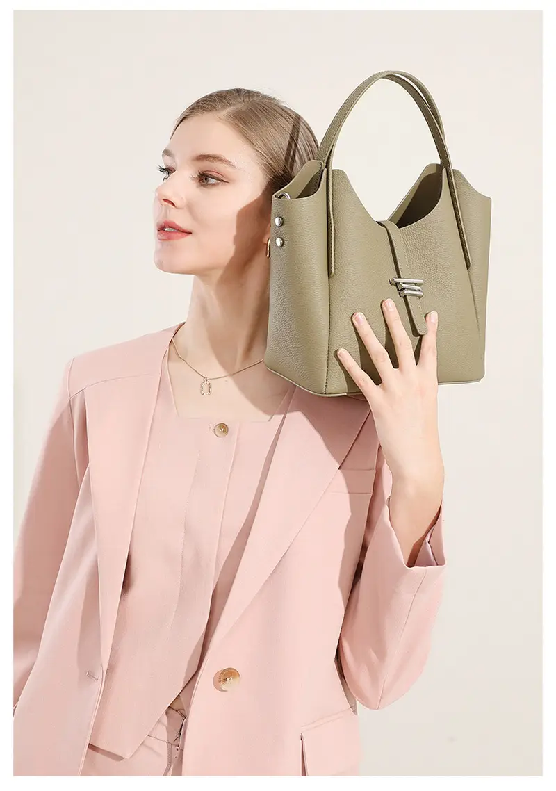 New fashion one-shoulder crossbody bag in handbag in cowhide leather插图4